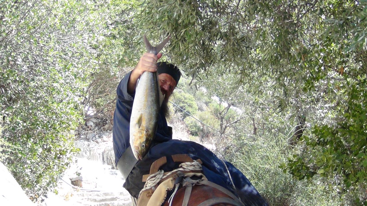 патер Афанасиос возвращается с рыбалки